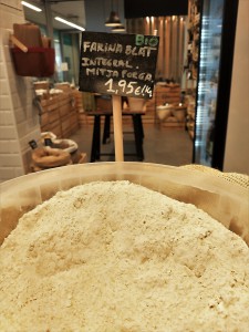 Farina de blat integral mitja força. Catalunya.